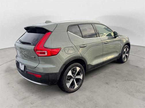 2025 Volvo XC40 B5 Plus Bright Theme