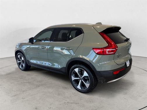 2025 Volvo XC40 B5 Plus Bright Theme