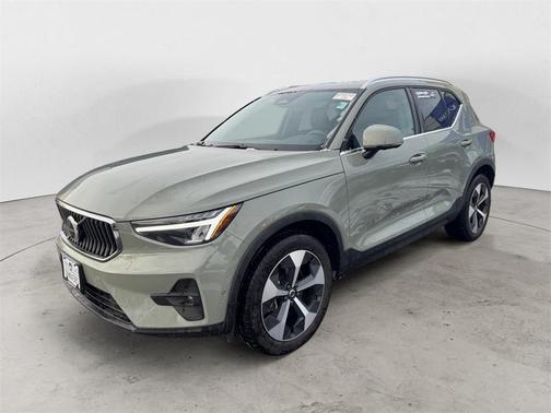 2025 Volvo XC40 B5 Plus Bright Theme