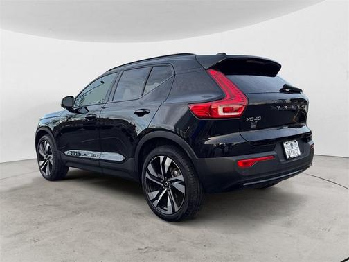 2024 Volvo XC40 B5 Plus Dark Theme