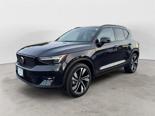 2024 Volvo XC40 B5 Plus Dark Theme