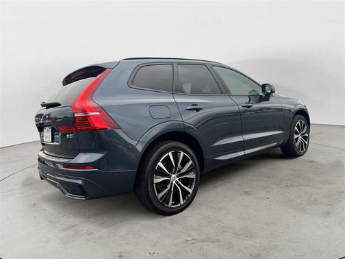 2023 Volvo XC60 B5 Plus Dark Theme