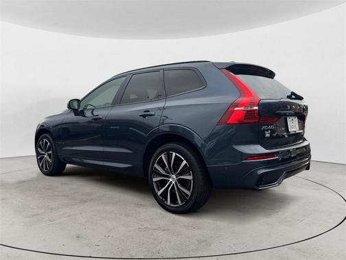 2023 Volvo XC60 B5 Plus Dark Theme