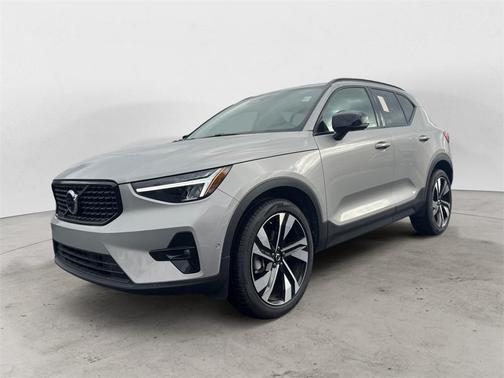 2025 Volvo XC40 B5 Plus Dark Theme