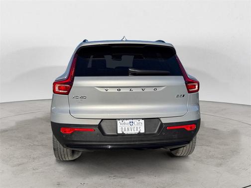 2025 Volvo XC40 B5 Plus Dark Theme