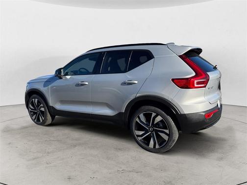 2025 Volvo XC40 B5 Plus Dark Theme