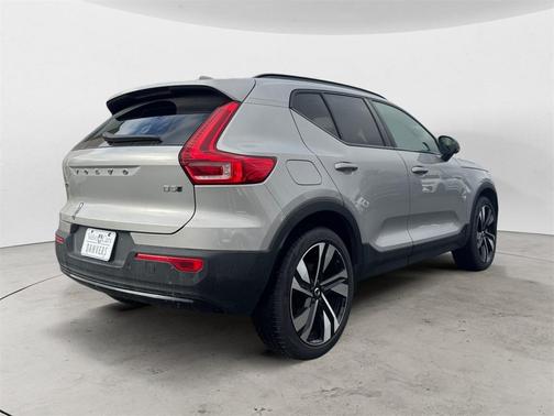2025 Volvo XC40 B5 Plus Dark Theme