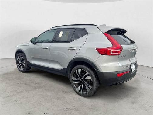 2025 Volvo XC40 B5 Plus Dark Theme