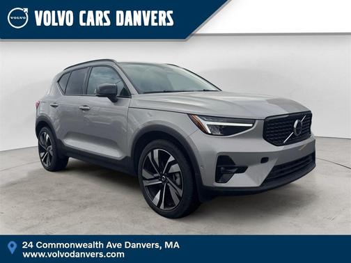 2025 Volvo XC40 B5 Plus Dark Theme