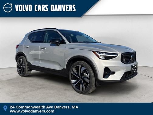 2025 Volvo XC40 B5 Plus Dark Theme
