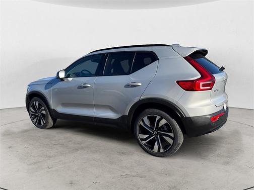 2025 Volvo XC40 B5 Plus Dark Theme