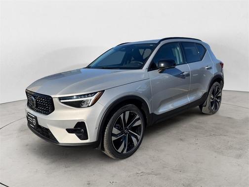 2025 Volvo XC40 B5 Plus Dark Theme