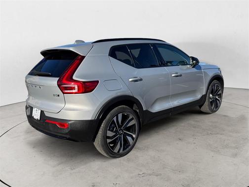 2025 Volvo XC40 B5 Plus Dark Theme
