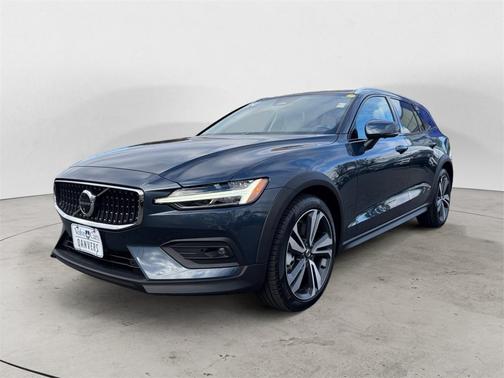 2024 Volvo V60 Cross Country B5 Plus
