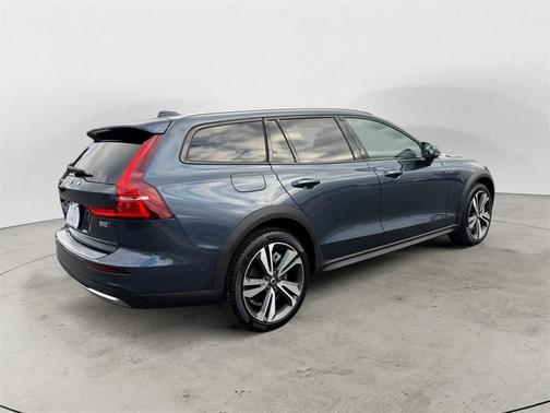 2024 Volvo V60 Cross Country B5 Plus