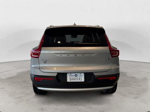 2025 Volvo XC40 B5 Core Bright Theme