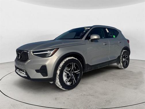 2025 Volvo XC40 B5 Core Bright Theme
