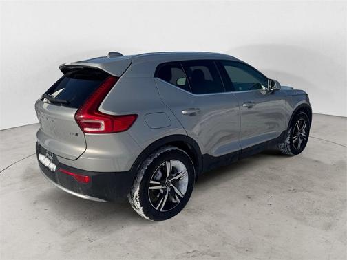 2025 Volvo XC40 B5 Core Bright Theme