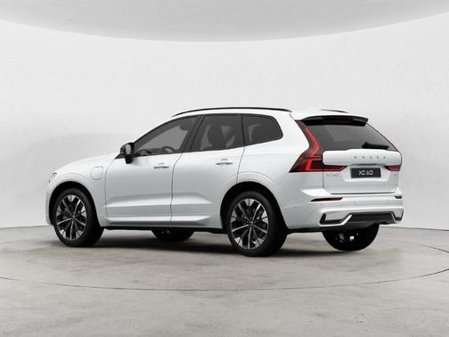 Crystal White 2027 Volvo XC60 PLUS