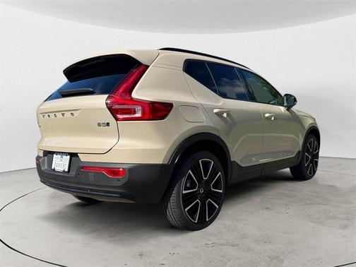 2025 Volvo XC40 B5 Ultra Dark Theme