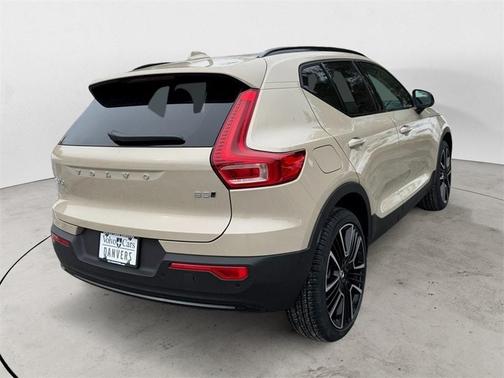 2025 Volvo XC40 B5 Ultra Dark Theme
