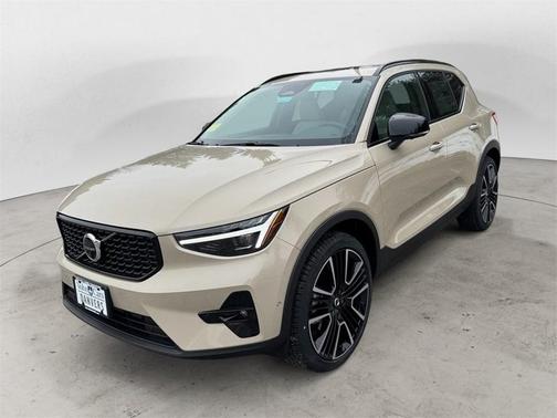 2025 Volvo XC40 B5 Ultra Dark Theme