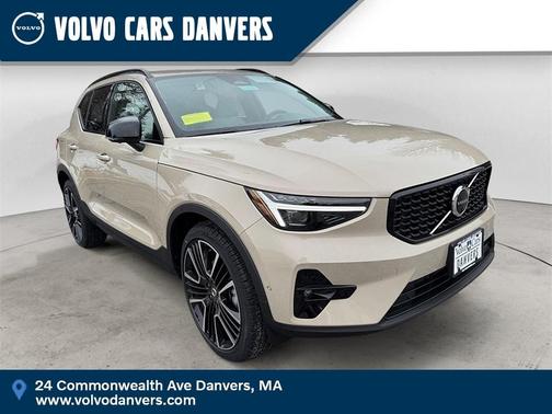 2025 Volvo XC40 B5 Ultra Dark Theme