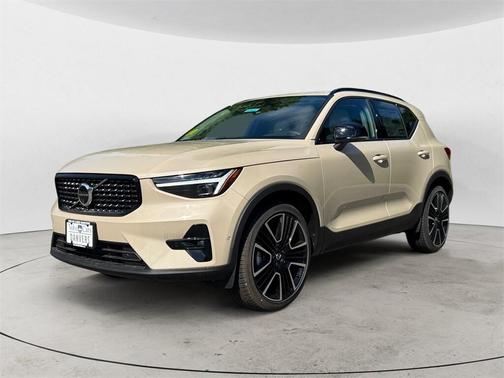 2025 Volvo XC40 B5 Ultra Dark Theme