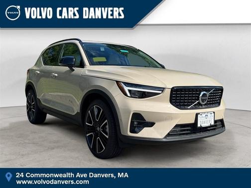 2025 Volvo XC40 B5 Ultra Dark Theme