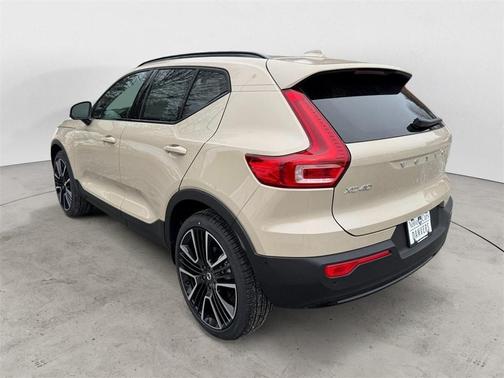 2025 Volvo XC40 B5 Ultra Dark Theme