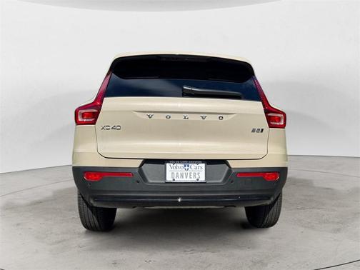 2025 Volvo XC40 B5 Ultra Dark Theme
