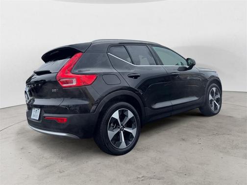 2025 Volvo XC40 B5 Core Bright Theme
