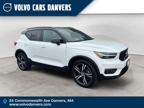 Crystal White Metallic 2022 Volvo XC40 T5 R-Design