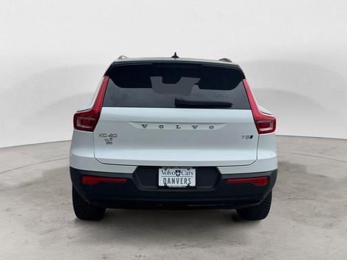 Crystal White Metallic 2022 Volvo XC40 T5 R-Design
