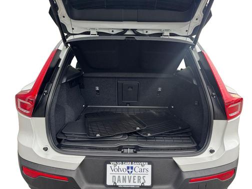 Crystal White Metallic 2022 Volvo XC40 T5 R-Design