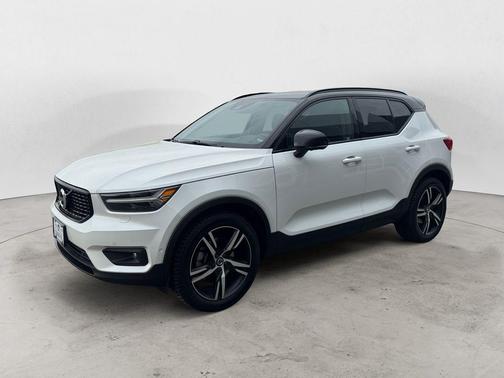 Crystal White Metallic 2022 Volvo XC40 T5 R-Design