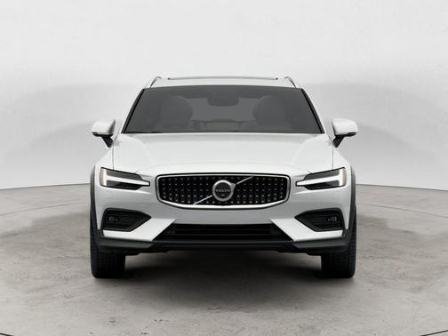 Crystal White 2026 Volvo V60 Cross Country B5 Ultra