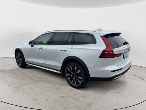 Crystal White 2026 Volvo V60 Cross Country B5 Ultra