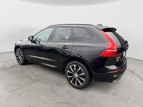 Onyx Black Metallic 2025 Volvo XC60 B5 Plus