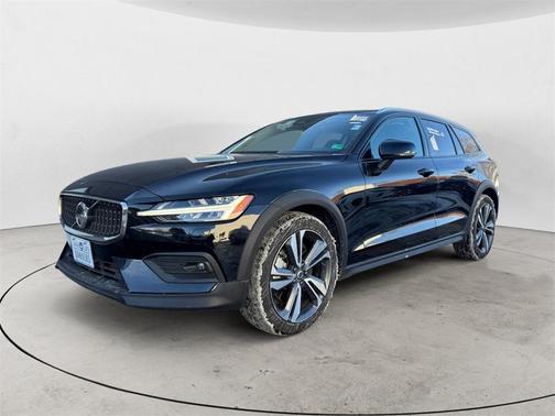 2025 Volvo V60 Cross Country B5 Plus