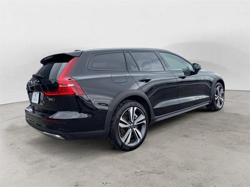 2025 Volvo V60 Cross Country B5 Plus
