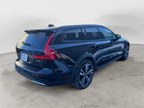 2025 Volvo V60 Cross Country B5 Plus