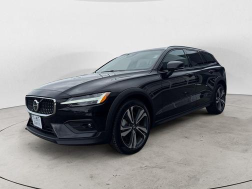 2025 Volvo V60 Cross Country B5 Plus