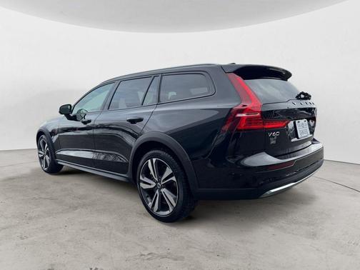2025 Volvo V60 Cross Country B5 Plus