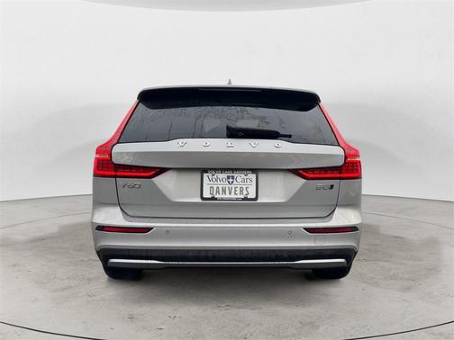 2025 Volvo V60 Cross Country B5 Plus