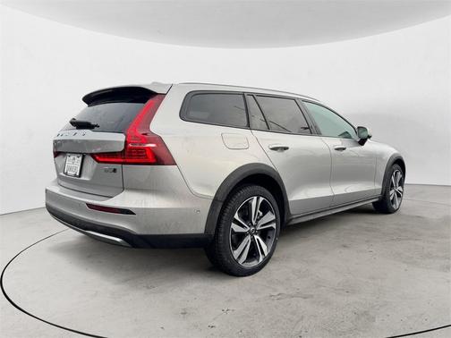 2025 Volvo V60 Cross Country B5 Plus