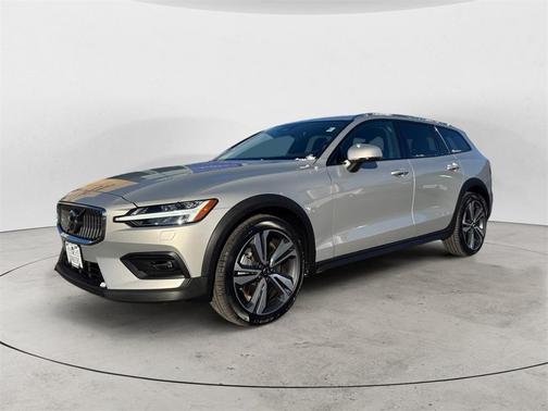 2025 Volvo V60 Cross Country B5 Plus