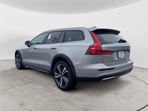 2025 Volvo V60 Cross Country B5 Plus