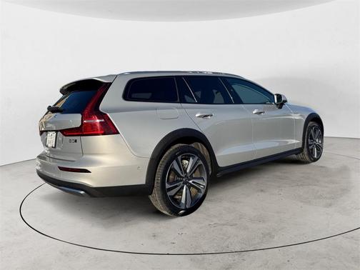2025 Volvo V60 Cross Country B5 Plus
