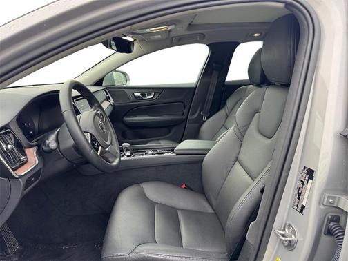 2025 Volvo V60 Cross Country B5 Plus